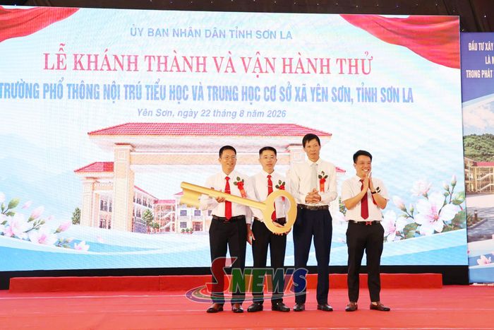 Chủ đầu tư trao chìa khóa biểu trương cho Trường phổ thông nội trú Tiểu học và THCS Yên Sơn.