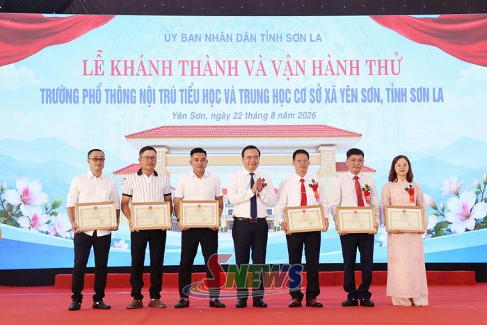 Lãnh đạo UBND tỉnh trao Bằng khen cho các cá nhân.