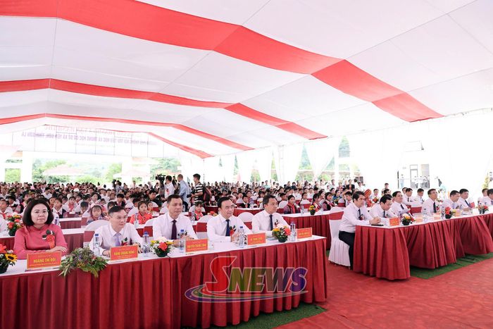 Các đại biểu dự chương trình.