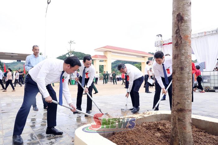 Các đồng chí lãnh đạo tỉnh trồng cây lưu niệm tại trường.