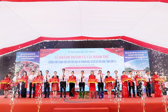 Các đại biểu thực hiện nghi thức cắt băng khánh thành công trình.