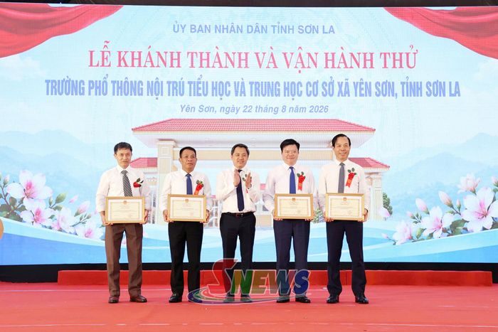 Lãnh đạo UBND tỉnh trao Bằng khen cho các tập thể.