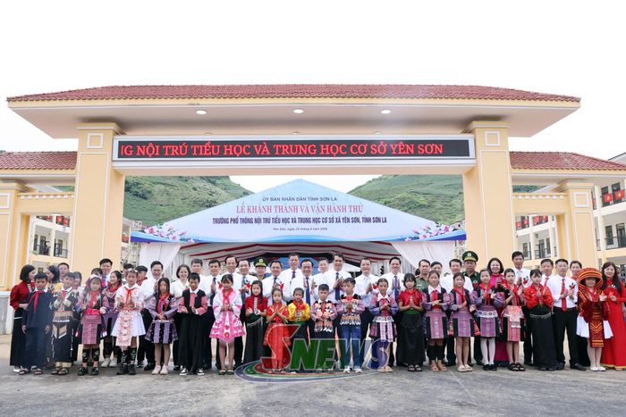 Các đại biểu chụp ảnh lưu niệm với học sinh, giáo viên nhà trường.