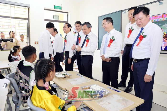 Các đại biểu kiểm tra bữa ăn học sinh nội trú.