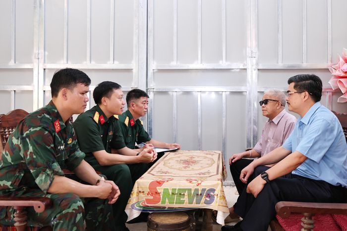 Tổ công tác và lãnh đạo xã Muổi Nọi trao đổi với người dân để nắm bắt thông tin các phần mộ tại bản Phặng
