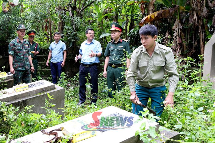 Tổ công tác và xã Muổi Nọi phối hợp khảo sát, xác minh thông tin phần mộ liệt sĩ tại bản Phặng, xã Muổi Nọi.