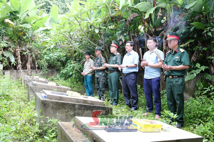 Tổ công tác và lãnh đạo xã Muổi Nọi thắp hương tại các phần mộ tại bản Phặng