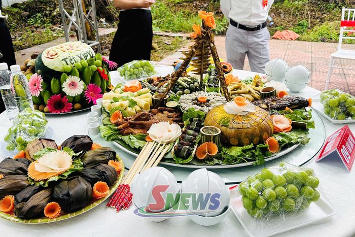 Trình bày mâm cỗ trong phần thi ẩm thực.