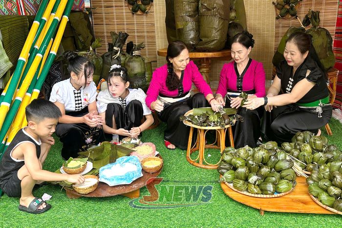 Không gian trải nghiệm gói bánh ít uôi.