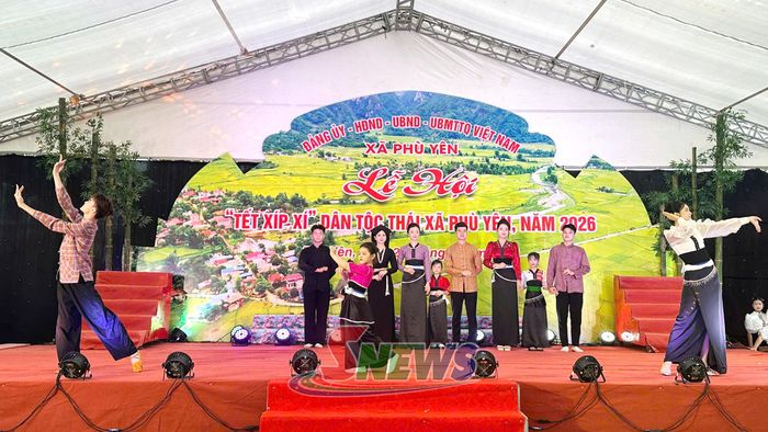Trình diễn trang phục dân tộc tại lễ hội.