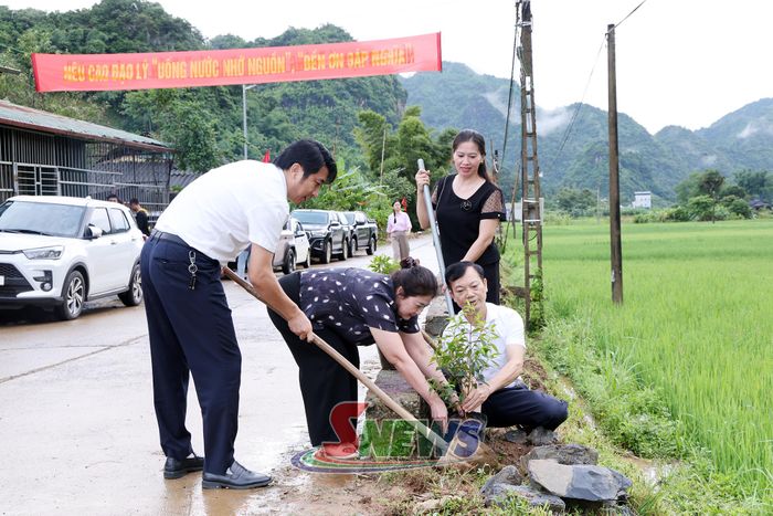 Cán bộ, giáo viên xã Muổi Nọi tham gia trồng cây.