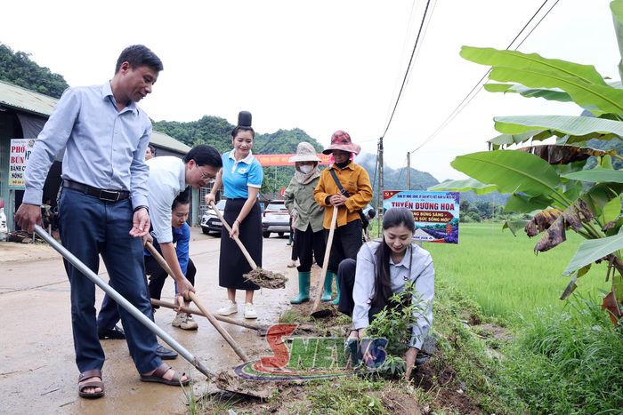 Lãnh đạo và nhân dân xã Muổi Nọi tham gia trồng cây.