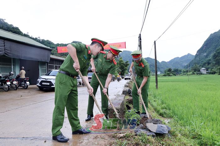 Công an xã Muổi Nọi tham gia trồng cây.
