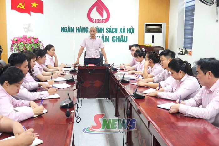 Cán bộ Phòng giao dịch Ngân hàng CSXH Thuận Châu trao đổi, triển khai chính sách tín dụng hỗ trợ người lao động đi làm việc ở nước ngoài.