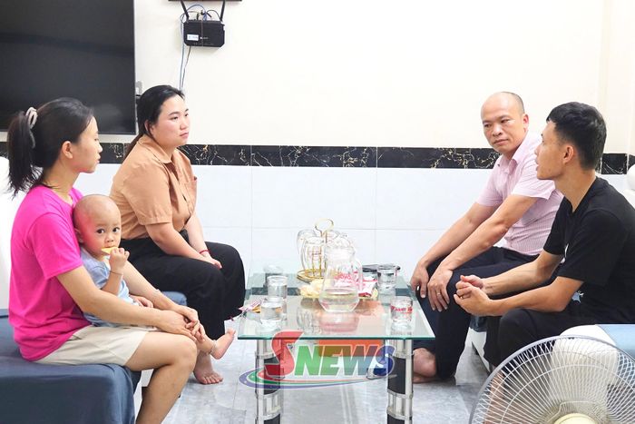 Cán bộ Phòng giao dịch Ngân hàng CSXH Thuận Châu kiểm tra nguồn vốn vay xuất khẩu lao động tại xã Thuận Châu.