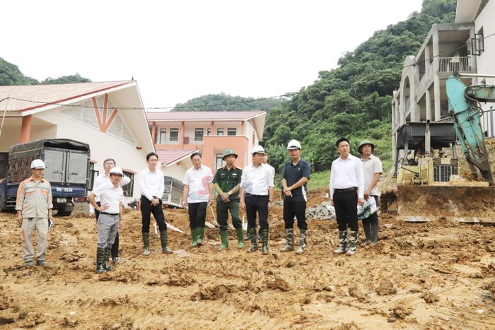 Đồng chí Chủ tịch UBND tỉnh kiểm tra thực tế công trình.