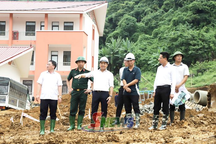 Đồng chí Chủ tịch UBND tỉnh kiểm tra thực tế công trình.