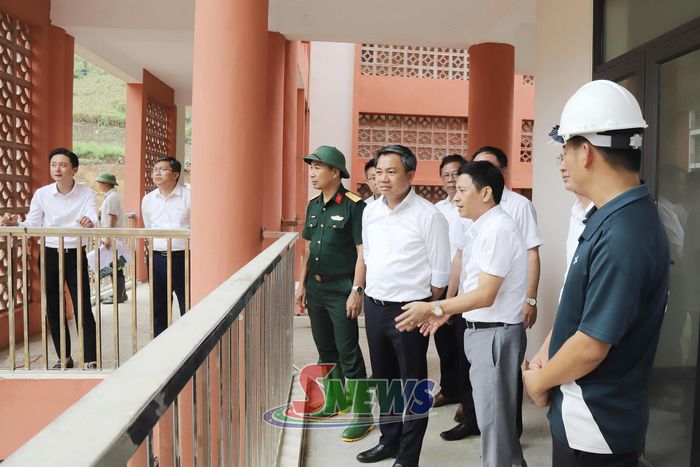 Đồng chí Chủ tịch UBND tỉnh kiểm tra thực tế công trình.