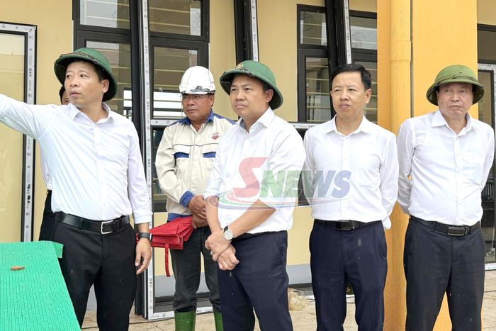 Đồng chí Nguyễn Đình Việt kiểm tra tiến độ dự án Trường phổ thông nội trú liên cấp Tiểu học - THCS xã Chiềng Sơn.