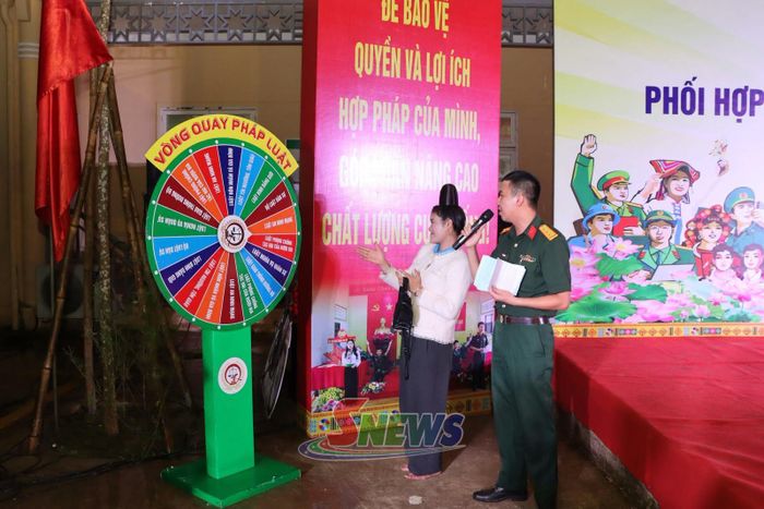 Nhân dân tham gia trò chơi vòng quay pháp luật.