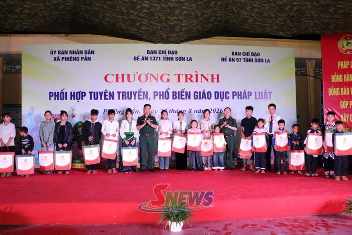 Lãnh đạo Bộ CHQS tỉnh, xã Phiêng Pằn tặng quà cho học sinh có hoàn cảnh khó khăn trên địa bàn xã.