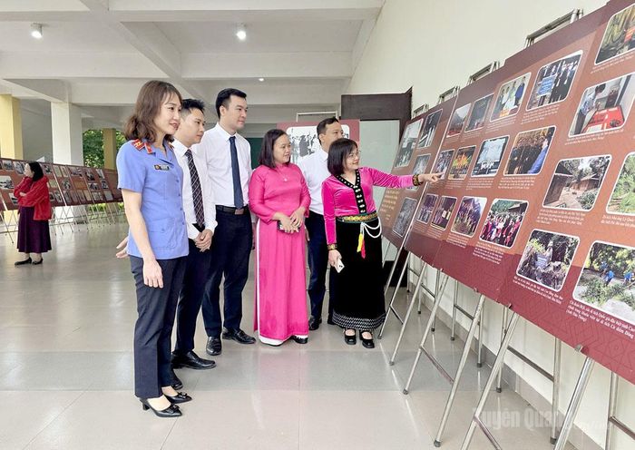 Cán bộ, đảng viên tiêu biểu trong học tập và làm theo Bác thuộc các cơ quan Đảng tỉnh báo công với Bác tại Khu di tích lịch sử Pác Pó, Cao Bằng.