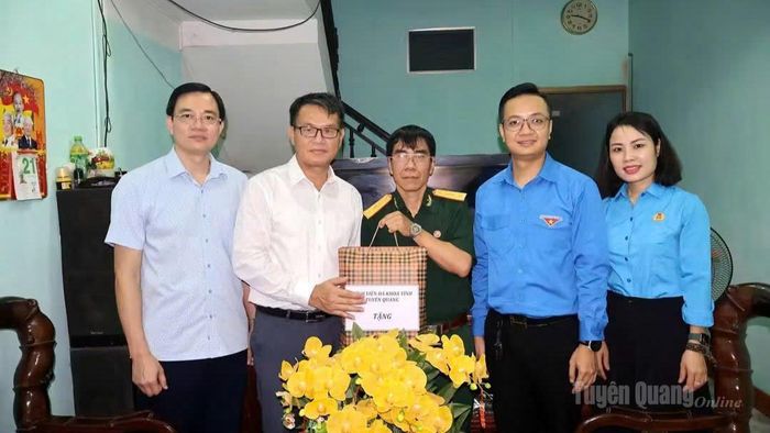 Lãnh đạo và các đoàn thể Bệnh viện Đa khoa tỉnh Tuyên Quang thăm và tặng quà gia đình chính sách.