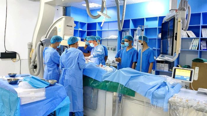 Một ca can thiệp tim mạch tại Bệnh viện Đa khoa tỉnh Tuyên Quang.