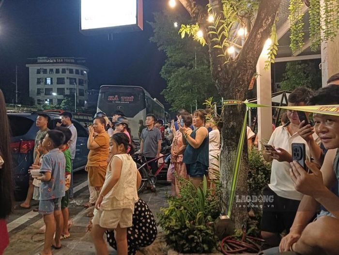 Lực lượng công an và kiểm sát viên có mặt tại nhà riêng của Hải Sa Pa ở phường Lào Cai tối 21.8, khiến nhiều người dân tập trung trước khu vực này theo dõi. Ảnh: Đinh Đại