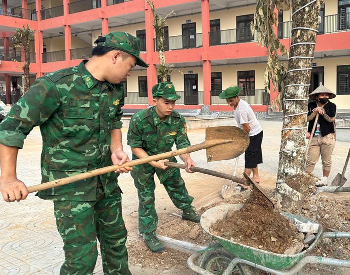 Cán bộ, chiến sĩ Đồn Biên phòng Cửa khẩu quốc tế Thanh Thủy chỉnh trang khuôn viên Trường Phổ thông nội trú liên cấp Tiểu học và THCS Thanh Thủy.