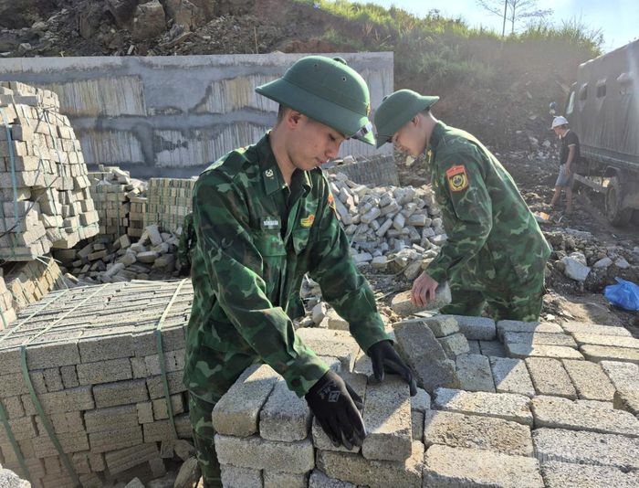 Những người lính quân hàm xanh tham gia vận chuyển vật liệu.