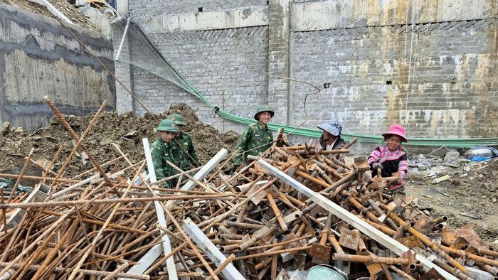Cán bộ, chiến sĩ Đồn Biên phòng Cửa khẩu Xín Mần dọn dẹp mặt bằng tại công trình Trường Phổ thông nội trú liên cấp Tiểu học và THCS Xín Mần.