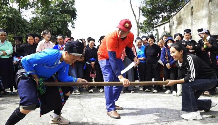 Sôi nổi các trò chơi dân gian trong ngày hội.