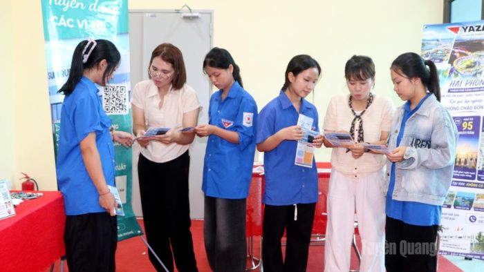 Nhà tuyển dụng tư vấn thông tin việc làm trực tiếp cho người lao động.