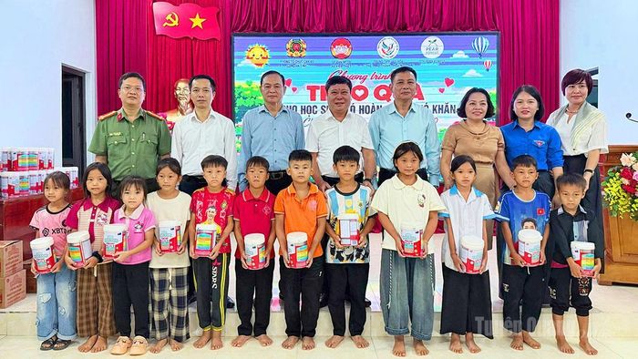 Các đại biểu tặng quà cho các em học sinh tiểu học xã Kiến Thiết.