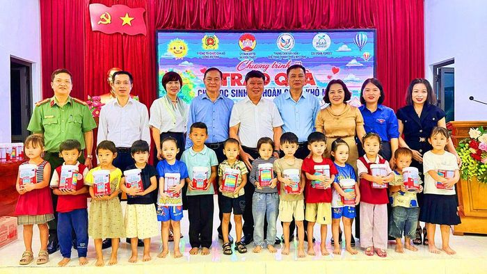 Các đại biểu tặng quà cho các em học sinh mầm non xã Kiến Thiết.