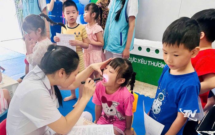 Việc khám, tư vấn tiêm chủng các loại vắc xin cho trẻ là rất cần thiết.