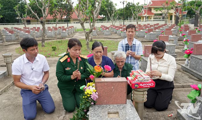 Giây phút xúc động trước phần mộ được khắc tên liệt sĩ Dương văn Dũng.