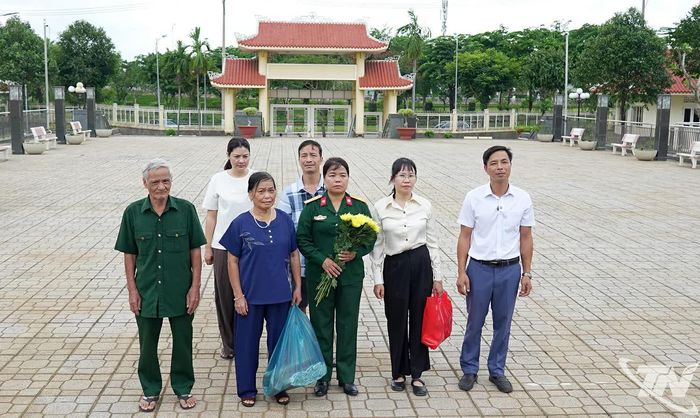 Tại Nghĩa trang Liệt sĩ Hóc Môn.
