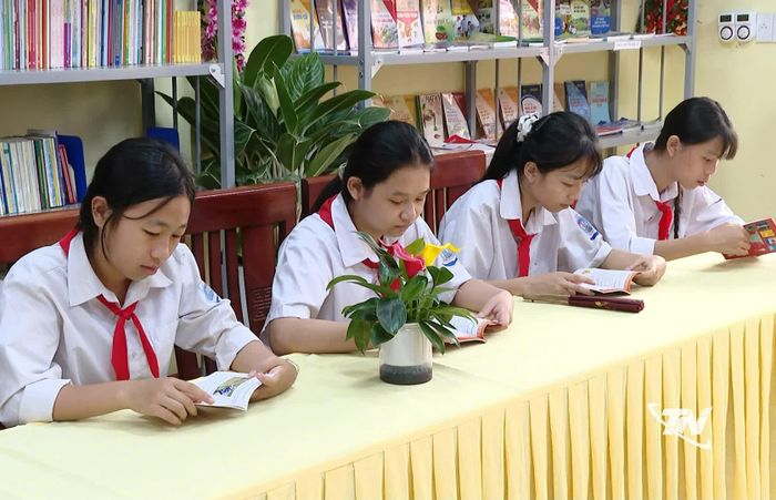 Các em học sinh tra cứu thông tin tại Thư viện Cộng đồng xã Kha Sơn.