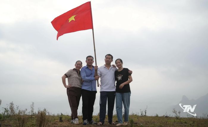 Nhiều gia đình lựa chọn tổ chức dã ngoại kết hợp săn mây trên đỉnh núi Nàng Tiên, xã Na Rì.