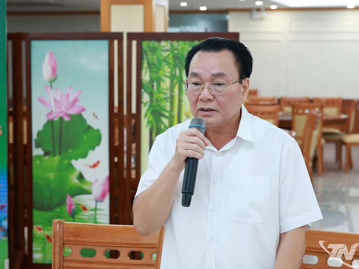 Các doanh nghiệp trao đổi, thảo luận và đóng góp xây dựng đội bóng đá nam Thái Nguyên.