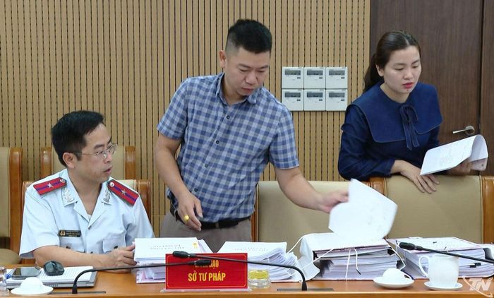 Đoàn công tác kiểm tra các hồ sơ, tài liệu liên quan công tác đấu giá quyền sử dụng đất.