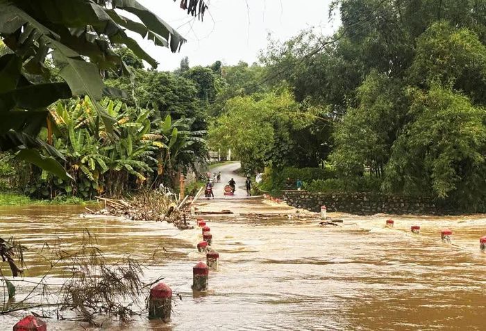 Tắc đường cục bộ tại khu vực đập tràn Cốc Đông, Nà Khao, xã Phúc Lộc (Ảnh chụp vào chiều 22-8).