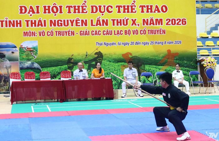 Các vận động viên tranh tài sau lễ khai mạc.