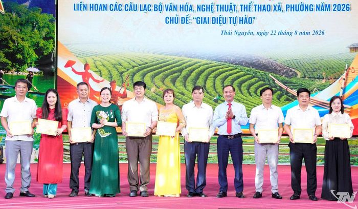 Ban Tổ chức trao giải A cho các tiết mục.