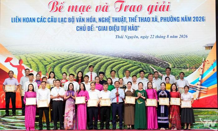 Ban Tổ chức trao Giấy khen cho các đơn vị.
