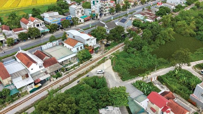 Lối đi chính của khu quy hoạch Ân Nam ra Quốc lộ 1 là đường Thanh Chữ đã rào chắn đoạn cắt với đường sắt.