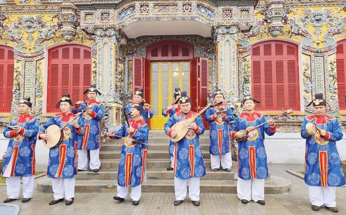 Biểu diễn Nhã nhạc cung đình Huế trước điện Kiến Trung. Ảnh: Vi Minh