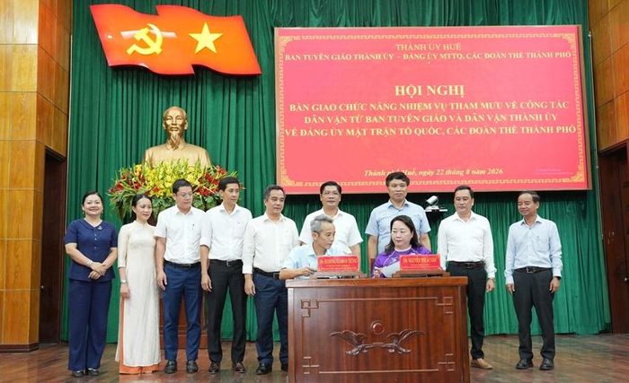 Ký kết nội dung bàn giao giữa Ban Tuyên giáo Thành ủy và Đảng ủy Mặt trận Tổ quốc, các đoàn thể thành phố. 